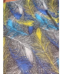 Delikatna tkanina szyfon - wzór w niebieskie i żółte pióra